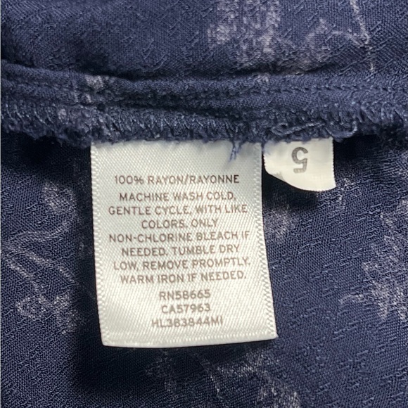Hinge | Navy V Neck Floral Button Front Blouse 3/4 Sleeve Sz L - Picture 7 of 9